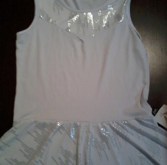 Blusa branca com detalhes prateados
